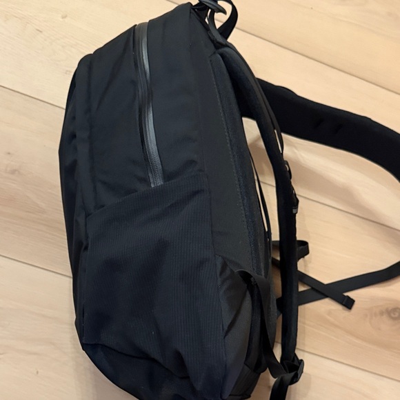 Lululemon LiftOS 20L Black Backpack - Picture 6 of 12